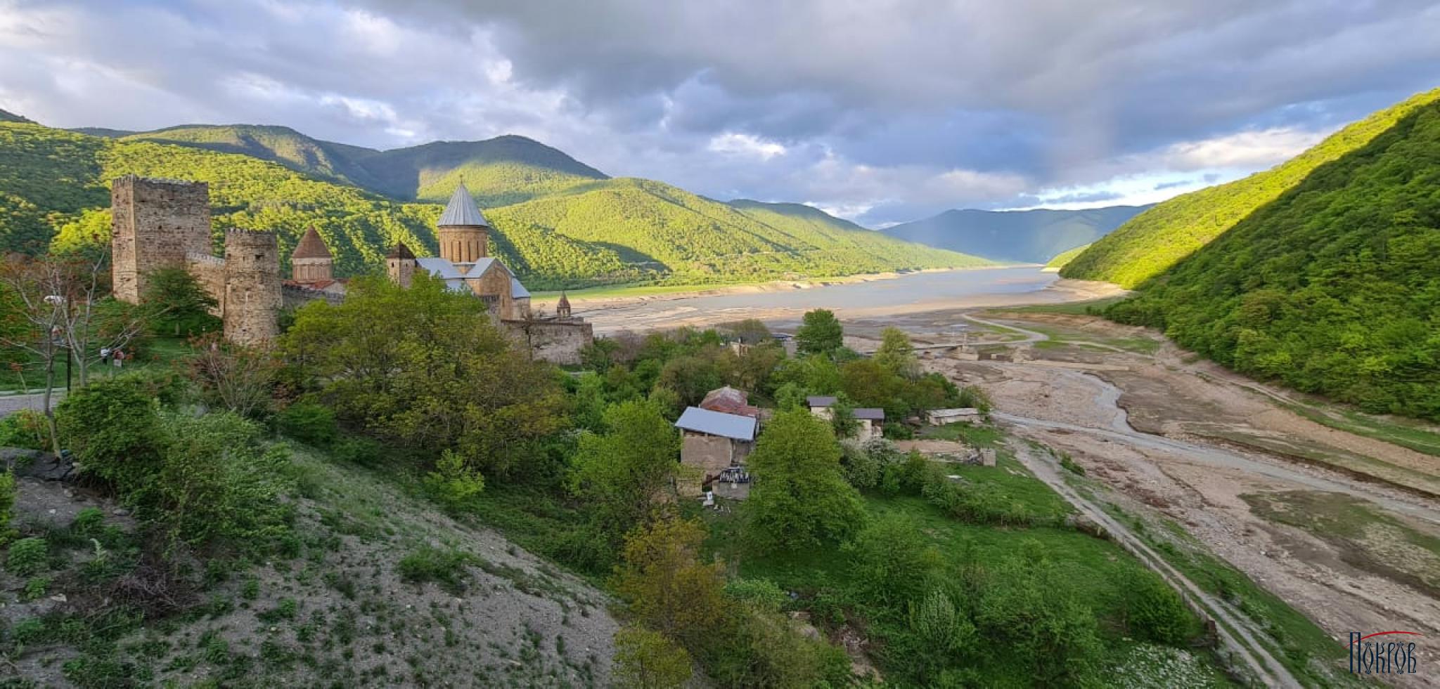 Крепость Ананури и Жинвальское водохранилище, Грузия