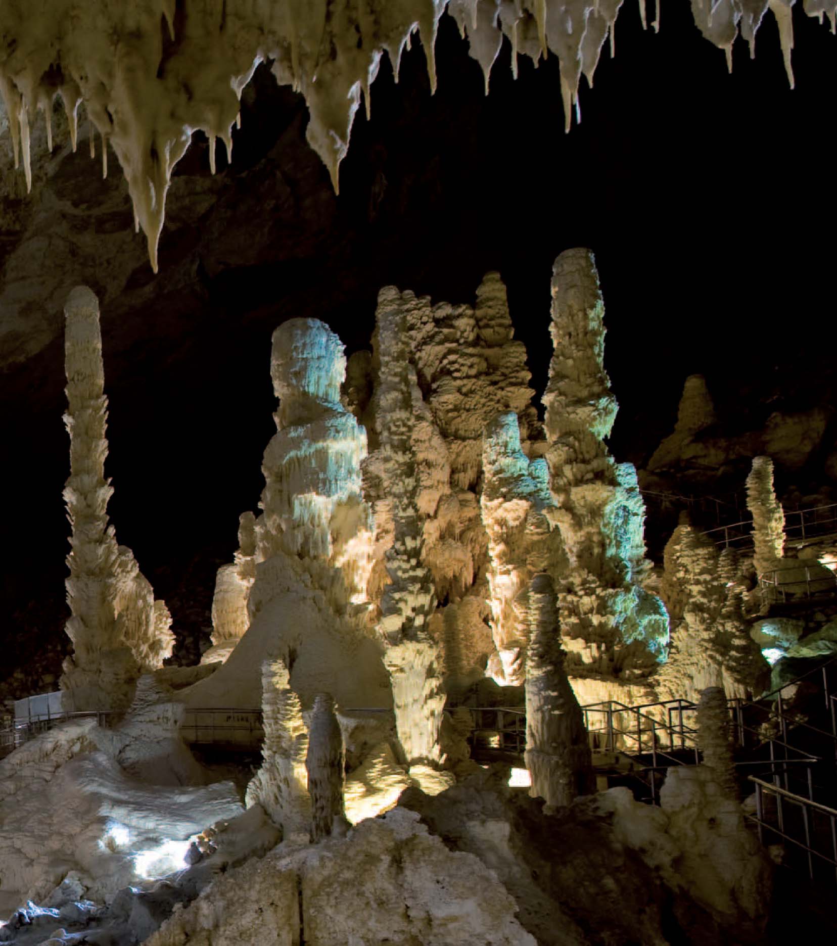 пещеры сталактиты и сталагмиты в крыму. сталагмиты в пещерах. пещера сталактиты и сталагмиты. сталагмит ведьмин палец. пещера со сталактитами.