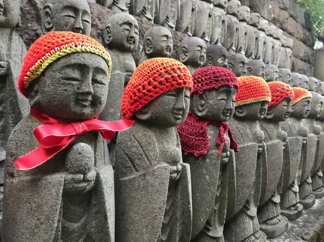 Фигурки Будд в шапочках в честь сезона кленов - Момидзи, Япония